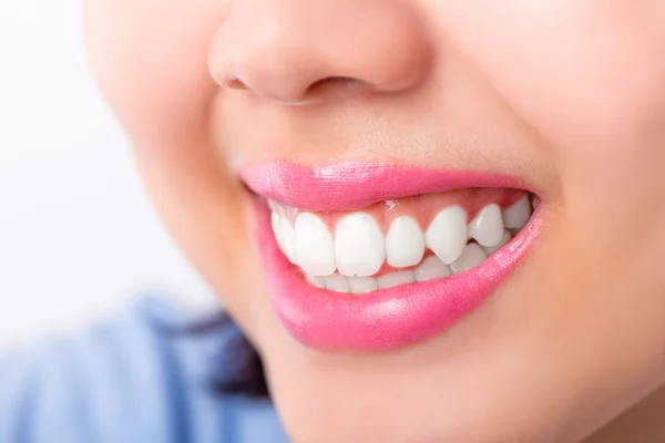 Close up jovem mulher sorrindo branco glamour dentes . — Fotografia de Stock