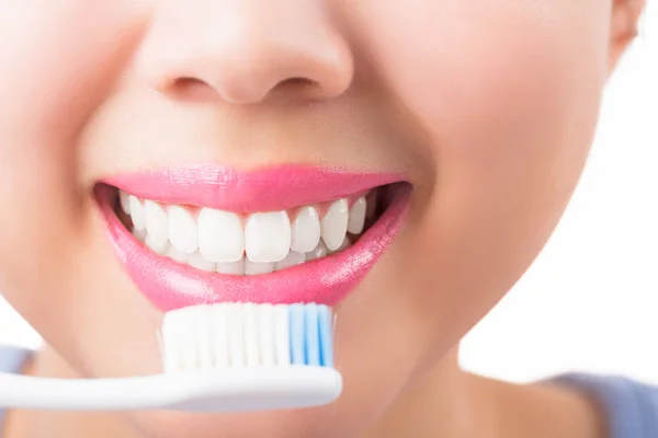 Beyaz glamour gülümseyen genç kadın kapatmak.