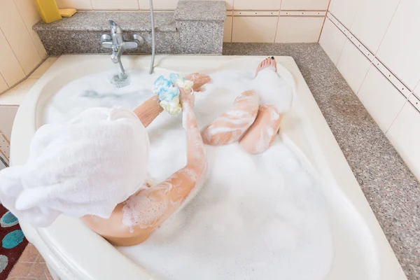 Beautiful girl showering and washing hands in bathtub. — Stock Photo, Image