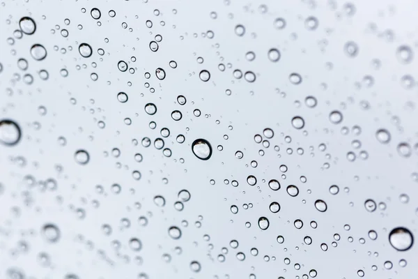 Vatten droppe vindrutan spegel med himlen. — Stockfoto