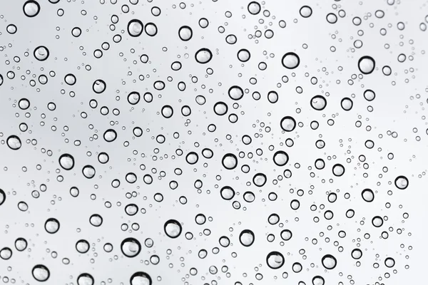 Waterdruppel voorruit spiegel met de lucht. — Stockfoto