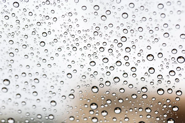 Wasser Tropfen Spiegel Windschutzscheibe im Freien Sturm. — Stockfoto