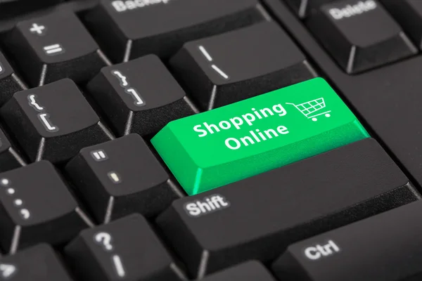 Clavier avec le mot Shopping en ligne sur le bouton vert . — Photo