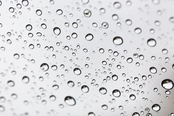 Gota de agua espejo de parabrisas con el cielo . — Foto de Stock