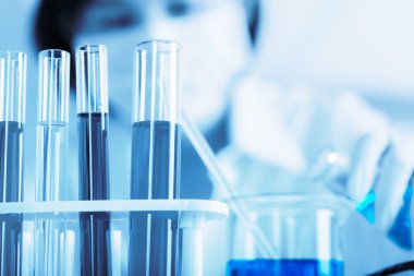 Emek üzerinde test tüpü kullanarak kadın tıbbi ya da bilimsel araştırmacı