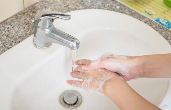 Mosás a kezek. Kezet szappannal tisztító. — Stock Fotó
