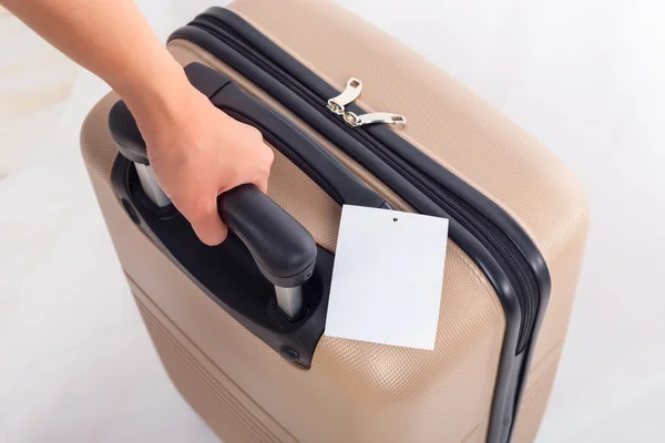 Etiqueta de equipaje en blanco en la maleta, Concepto de viaje . — Foto de Stock