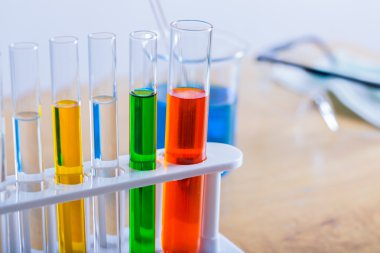 Tüp tıbbi Züccaciye Mağazaları laboratuvar üzerinde kapatın.