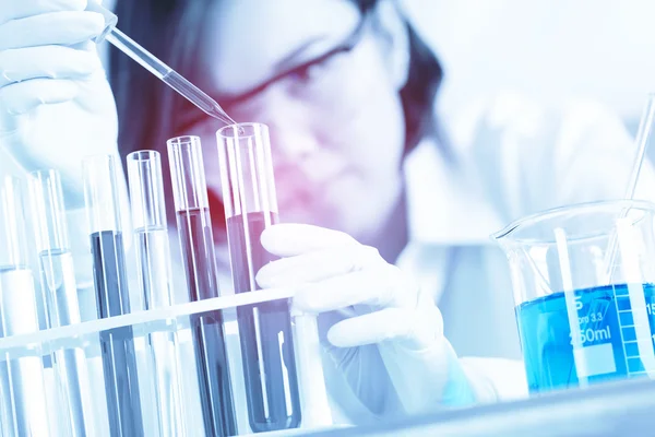 여성 의학 또는 과학적인 연구원 노동에 테스트 튜브를 사용 하 여 — 스톡 사진