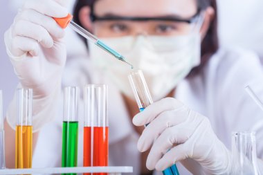 Laboratuvarda test tüpü kullanarak bilimsel araştırmacı. Seçici f