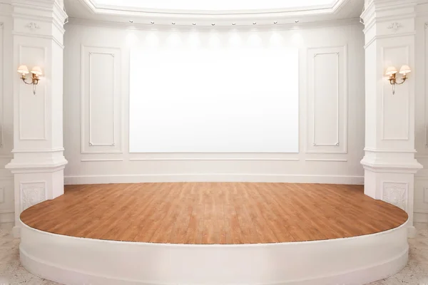 Bühne des Auditoriums mit Holzboden und weißer Tafel. — Stockfoto
