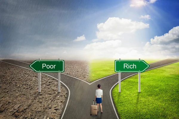 Έννοια του επιχειρηματία, φτωχό ή πλούσιο δρόμο του σωστού τρόπου. — Φωτογραφία Αρχείου