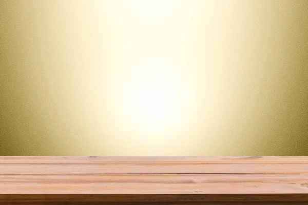 背景ゴールドの壁に木製の棚. — ストック写真