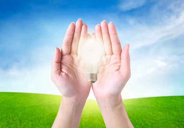 Світлодіодні лампочки на руках людини, екологічна концепція . — стокове фото