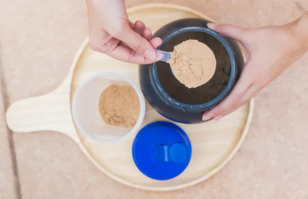 Kugel Molkenprotein auf einem Holzteller mit Glas. von oben — Stockfoto