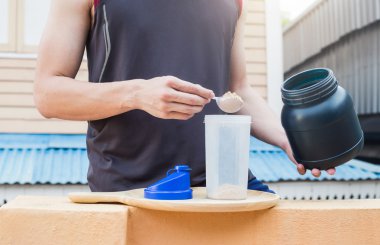 Peynir altı suyu proteini, sağlıklı yaşam, adam pour peynir altı suyu tozu bot