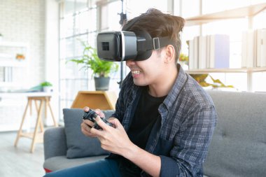 Sanal gerçeklik kulaklığı takan çekici genç adam mı yoksa evdeki koltukta oturan 3D gözlük mü?.