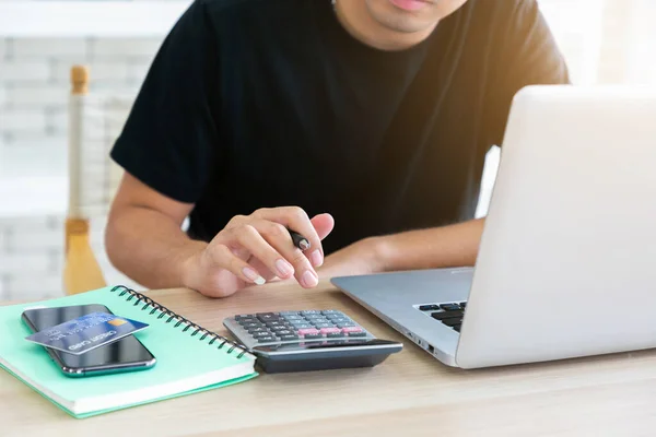 Empresário Trabalhando Gráfico Financeiro Escritório Mesa Com Uso Uma Calculadora — Fotografia de Stock