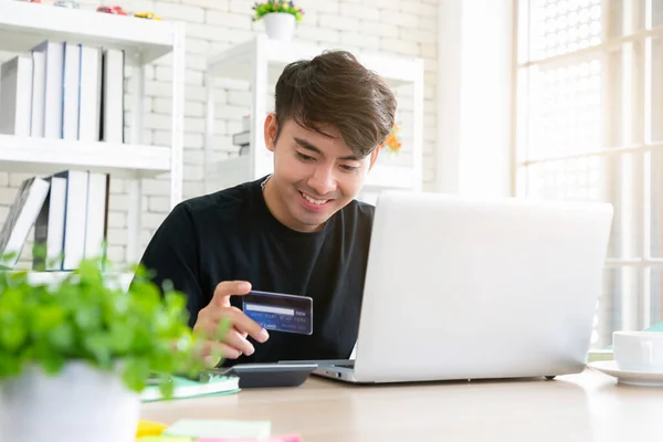 Bilgisayarla Kredi Kartıyla Online Alışveriş Yapan Bir Adam Resim Akıllı — Stok fotoğraf