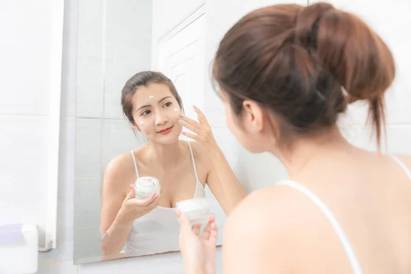 Close Asiático Bela Mulher Aplicando Creme Facial — Fotografia de Stock