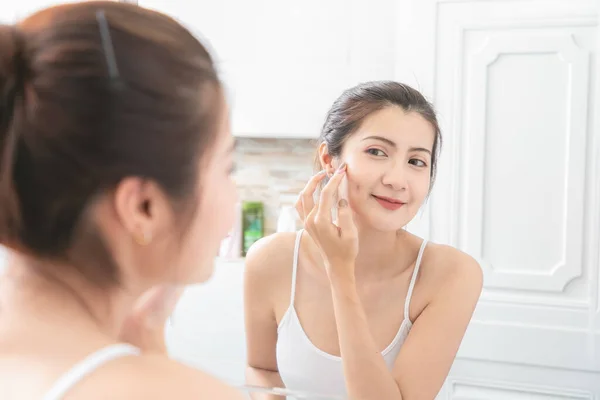 Ásia Beleza Mulher Aplicar Rosto Creme Banheiro — Fotografia de Stock