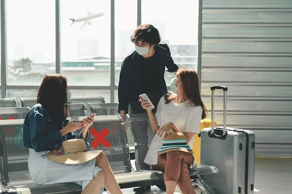 Grupo Jóvenes Viajeros Asiáticos Saludan Aeropuerto — Foto de Stock