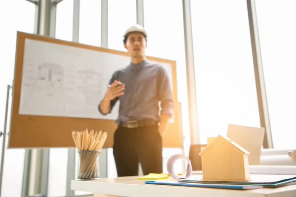 Ingeniero Hombre Explicando Planeando Sobre Proyecto Casa Que Hará Bordo — Foto de Stock