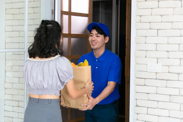 Homem Serviço Entrega Alimentos Uniforme Laranja Entregando Alimentos Frescos Para — Fotografia de Stock