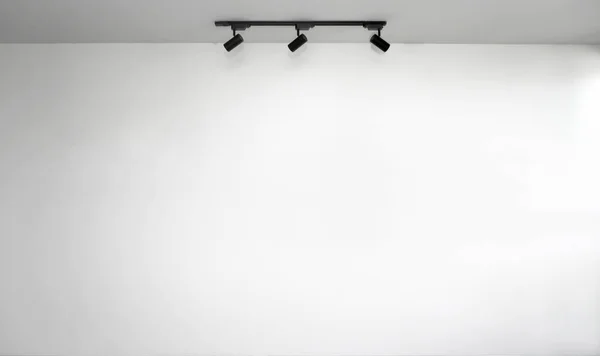 Leere Weiße Wand Mit Deckenleuchte Aus Glühbirnen — Stockfoto