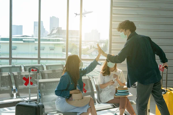 Grupo Jóvenes Viajeros Asiáticos Saludan Aeropuerto — Foto de Stock