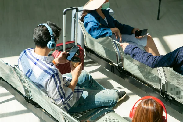 Genç Gezgin Müzik Dinliyor Havaalanında Akıllı Telefon Kullanıyor — Stok fotoğraf