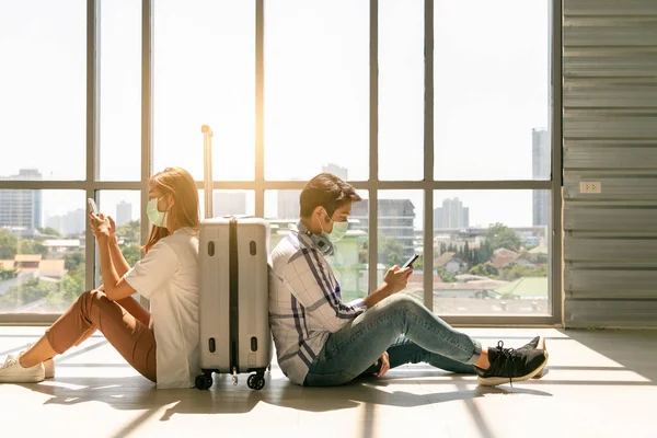 Pareja Asiático Viajero Buscando Smartphone Sentarse Espera Vuelo Aeropuerto Terminal — Foto de Stock