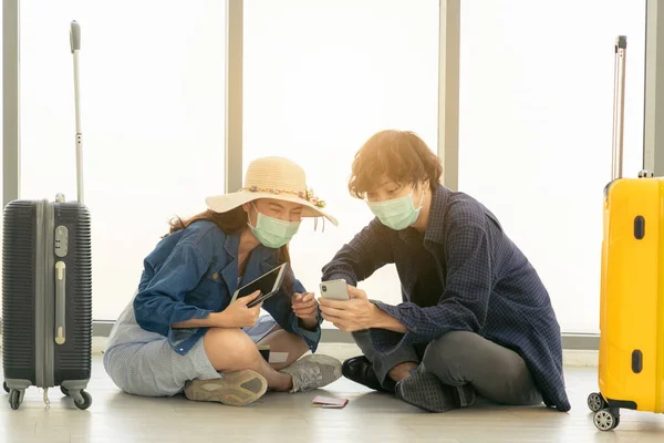 Pareja Amor Aeropuerto Utilizando Aplicación Viaje Teléfono Inteligente — Foto de Stock