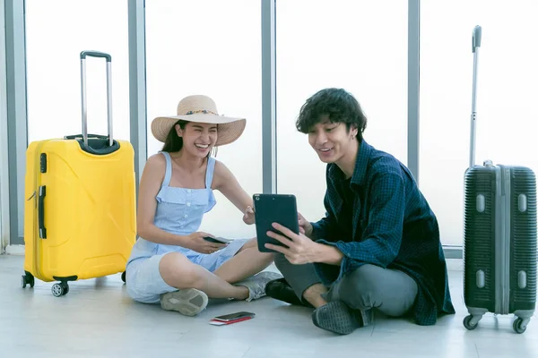 Pareja Amor Aeropuerto Utilizando Aplicación Viajes Tableta — Foto de Stock
