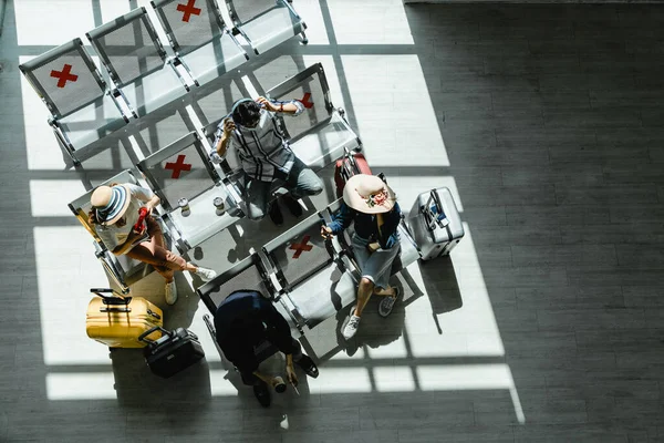 Gezgin Çantalı Bavullu Insanların Üst Hava Görüntüsü Beyaz Bankta Oturuyor — Stok fotoğraf