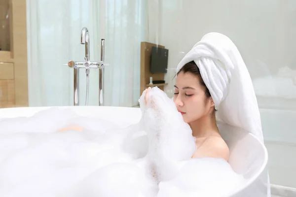 Happy Asian Woman Bathes White Foam Bathtub Fun Emotions — Stock Photo, Image