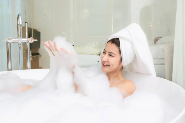 Feliz Ásia Mulher Banhos Com Branco Espuma Banheira Diversão Emoções — Fotografia de Stock