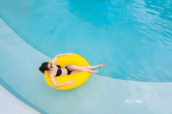 Mavi Yüzme Havuzunda Dinlenen Şişme Yüzüklü Güzel Asyalı Genç Kadın — Stok fotoğraf