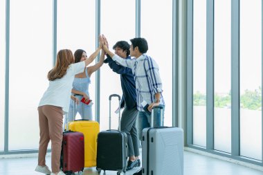 Havaalanındaki genç mutlu insanlar grubu. Tatil seyahati.