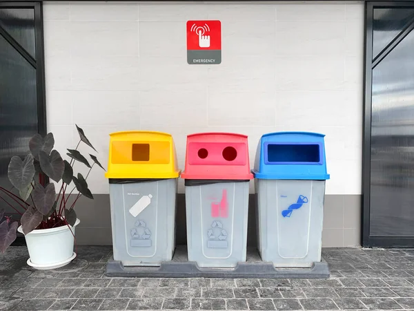 Lixo Latas Lixo Com Lixo Classificado Reciclagem Coleta Separação Lixo — Fotografia de Stock