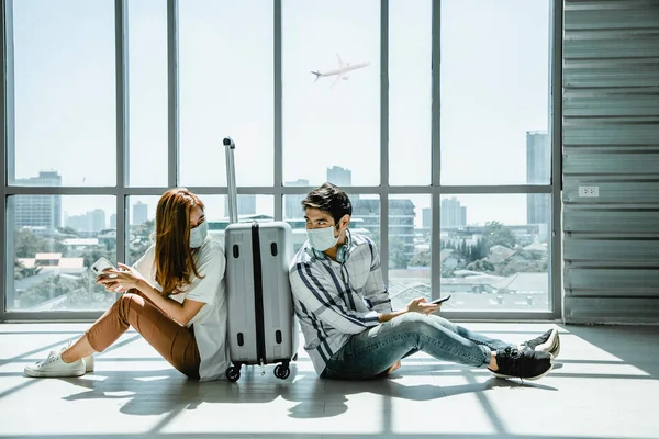 Birkaç Asyalı Gezgin Akıllı Telefona Bakıyor Havaalanı Terminalinde Bekliyor — Stok fotoğraf