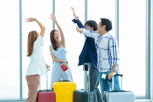 Havaalanındaki Genç Mutlu Insanlar Grubu Tatil Seyahati — Stok fotoğraf