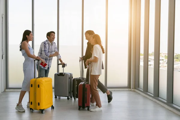 Jóvenes Grupo Personas Felices Aeropuerto Viaje Vacaciones — Foto de Stock