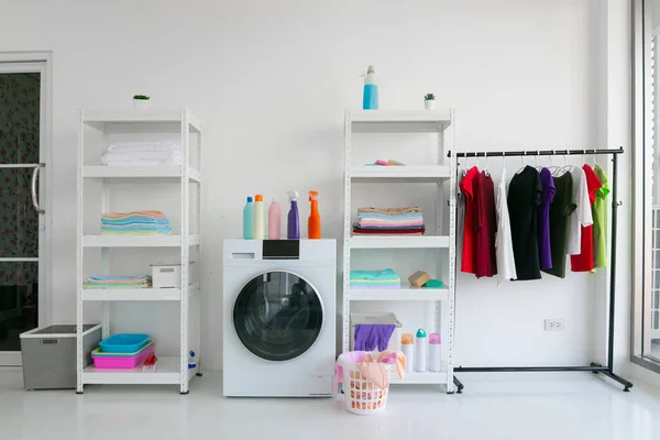 Lavadero Interior Con Lavadora Contra Pared Blanca — Foto de Stock