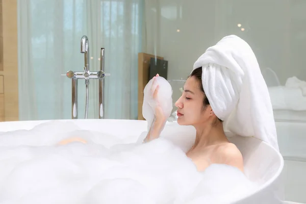 Feliz Ásia Mulher Banhos Com Branco Espuma Banheira Diversão Emoções — Fotografia de Stock