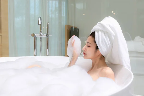 Happy Asian Woman Bathes White Foam Bathtub Fun Emotions — Stock Photo, Image