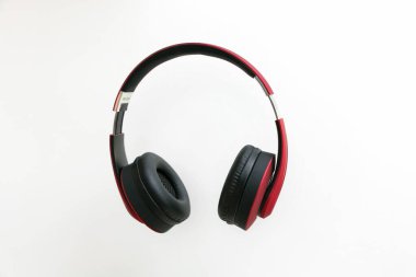 Kırmızı kulaklık beyaz arkaplanda izole edildi.