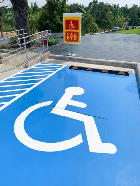 Tekerlekli sandalye park alanı. Engelliler