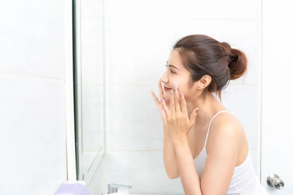 Junge Schönheit Frau Wäscht Ihr Gesicht Badezimmer — Stockfoto