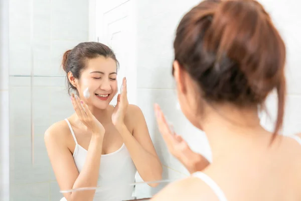 Jovem Mulher Beleza Lavando Rosto Banheiro — Fotografia de Stock